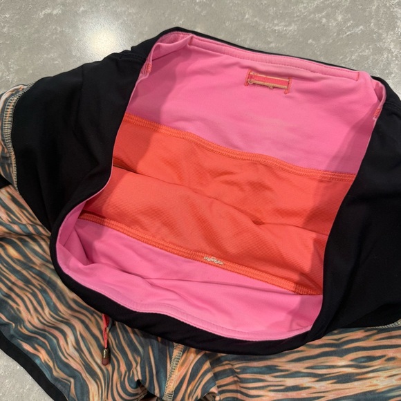 Lululemon Speed Shorts Size 4 Tiger Print Zip Pocket - Picture 3 of 4